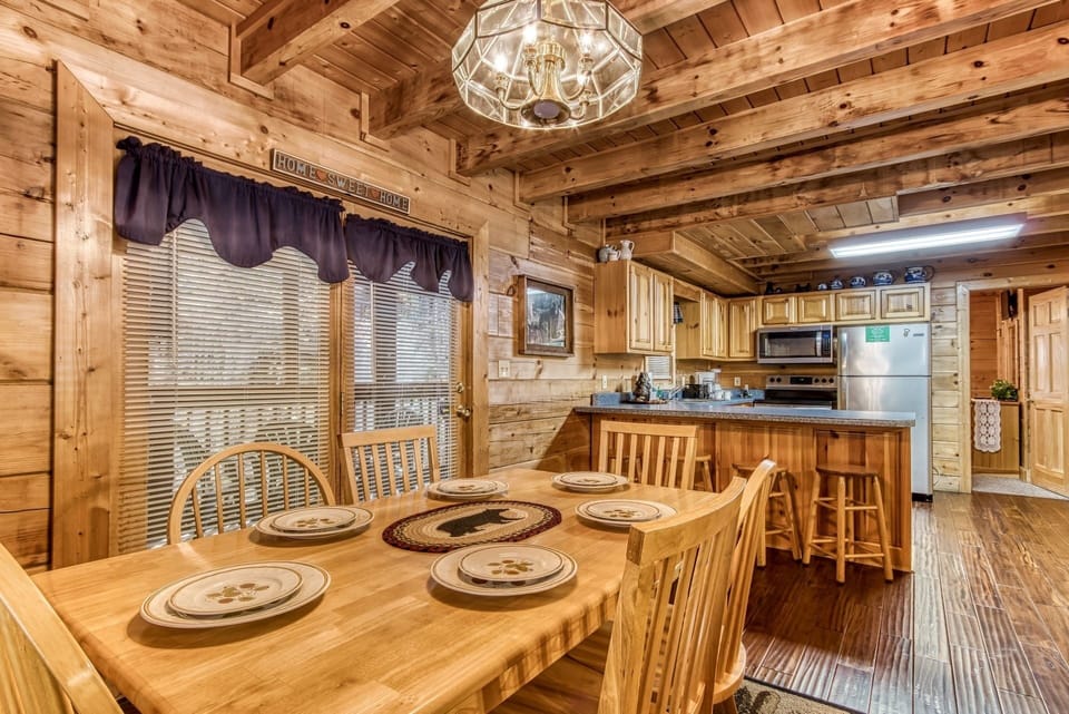 Cabin, 3 Bedrooms | Dining