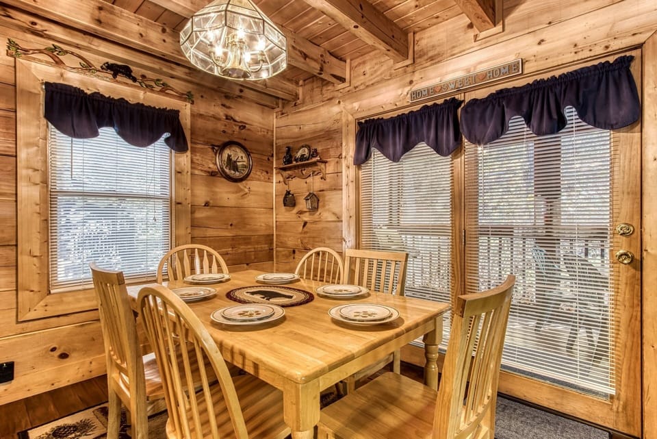 Cabin, 3 Bedrooms | Dining