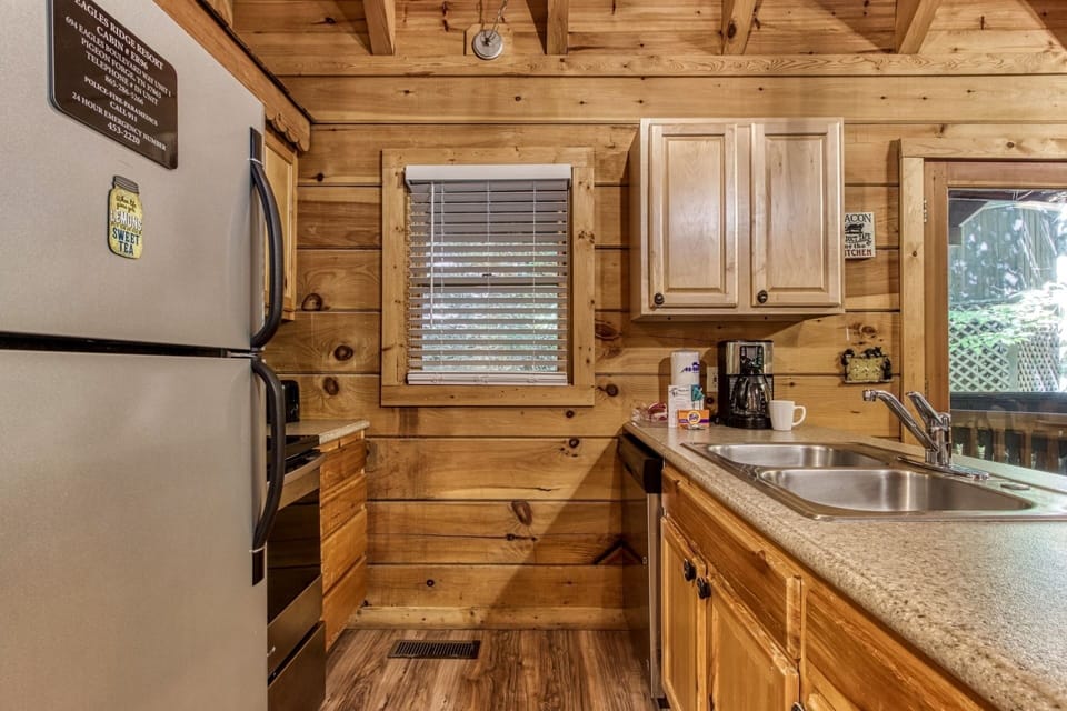 Cabin, 2 Bedrooms | Private kitchen | Fridge, oven, coffee/tea maker, toaster