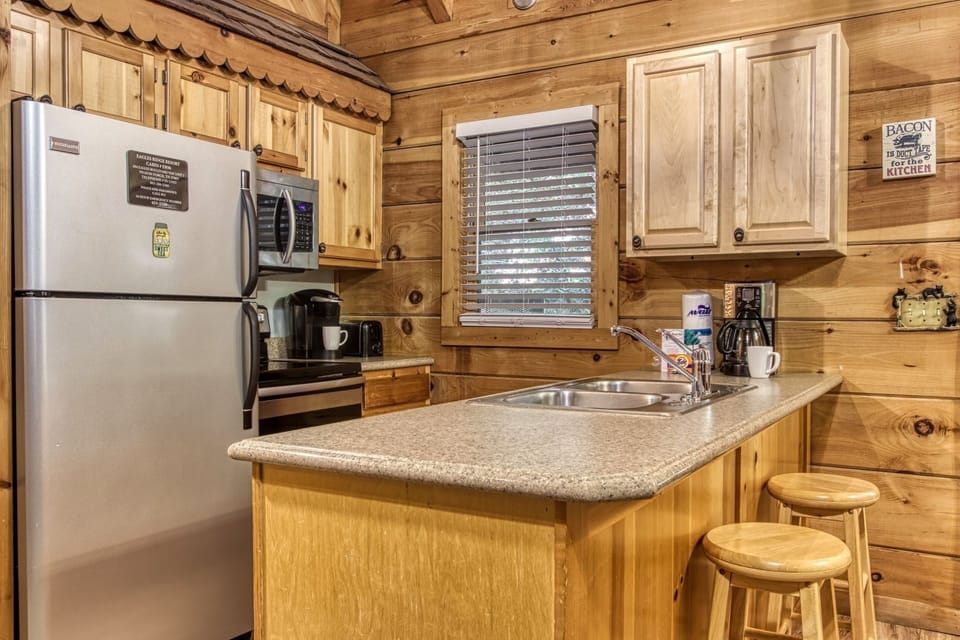 Cabin, 2 Bedrooms | Private kitchen | Fridge, oven, coffee/tea maker, toaster