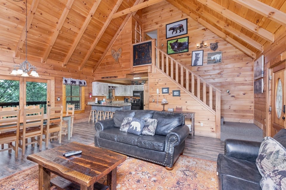 Cabin, 6 Bedrooms | Living area