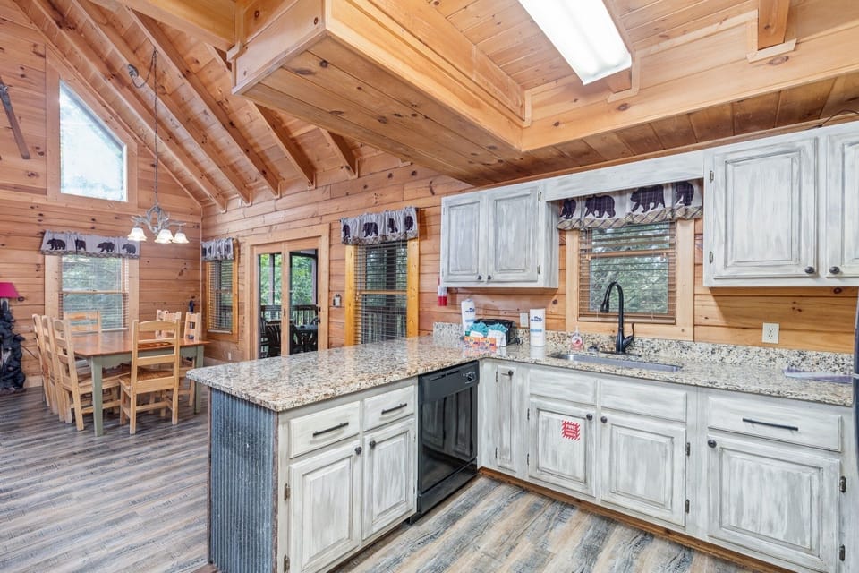 Cabin, 6 Bedrooms | Private kitchen | Fridge, oven, coffee/tea maker, toaster