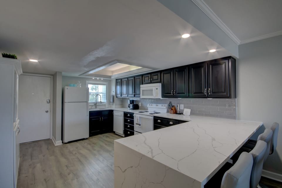 Condo, 2 Bedrooms | Private kitchen | Fridge, oven, coffee/tea maker, toaster