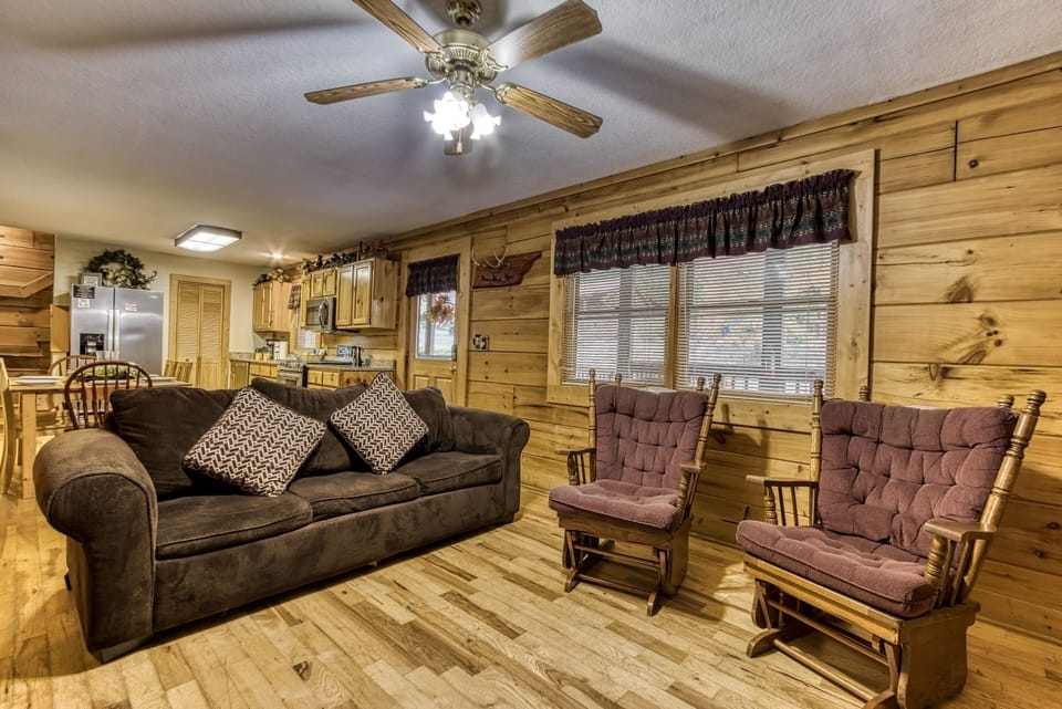 Cabin, 4 Bedrooms | Living area
