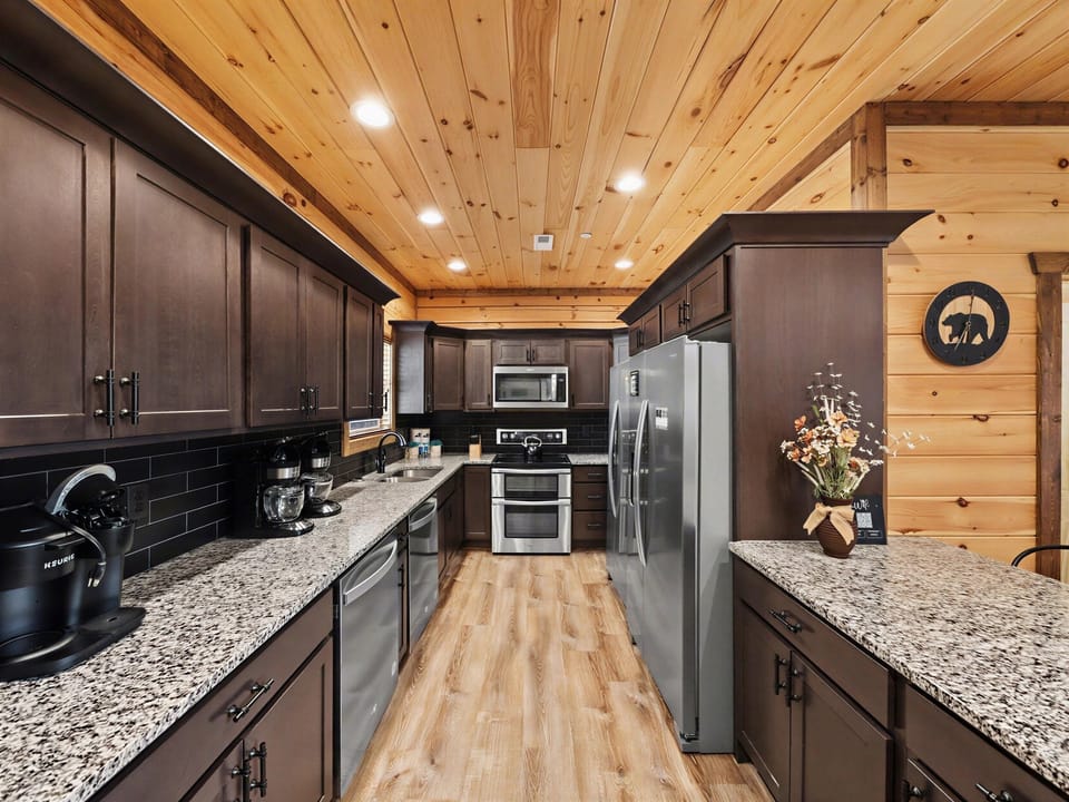 Cabin, 6 Bedrooms | Private kitchen | Fridge, oven, coffee/tea maker, toaster