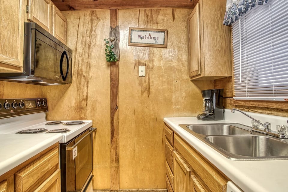 Cabin, 3 Bedrooms | Private kitchen | Fridge, oven, coffee/tea maker, toaster