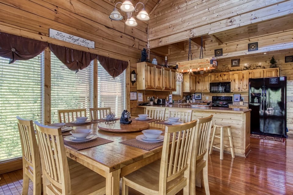 Cabin, 4 Bedrooms | In-room dining