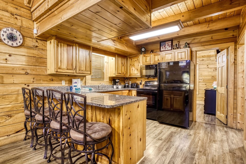 Cabin, Multiple Bedrooms | Private kitchen | Fridge, oven, coffee/tea maker, toaster