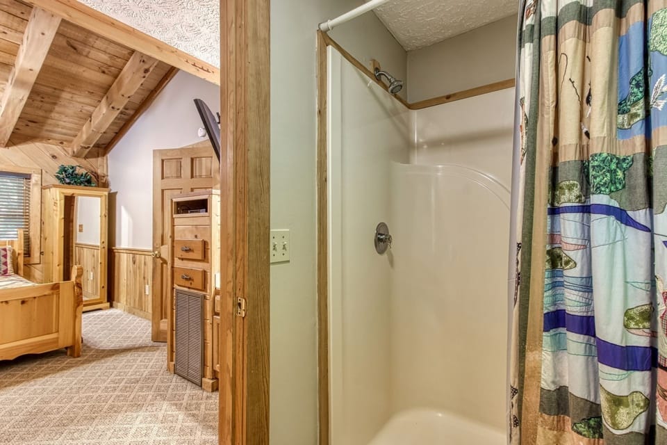 Er50 - Creekside - Great Location. Close To All The Action! 2 Bedroom Cabin by RedAwning Cabin in Pigeon Forge
