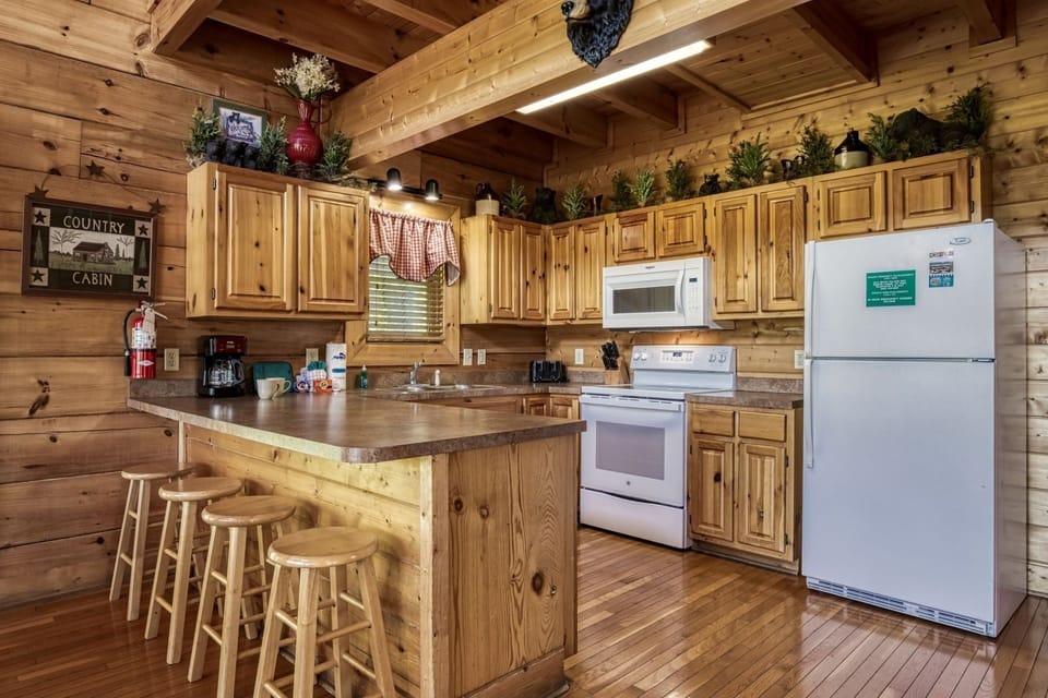 Cabin, 4 Bedrooms | Private kitchen | Fridge, oven, coffee/tea maker, toaster
