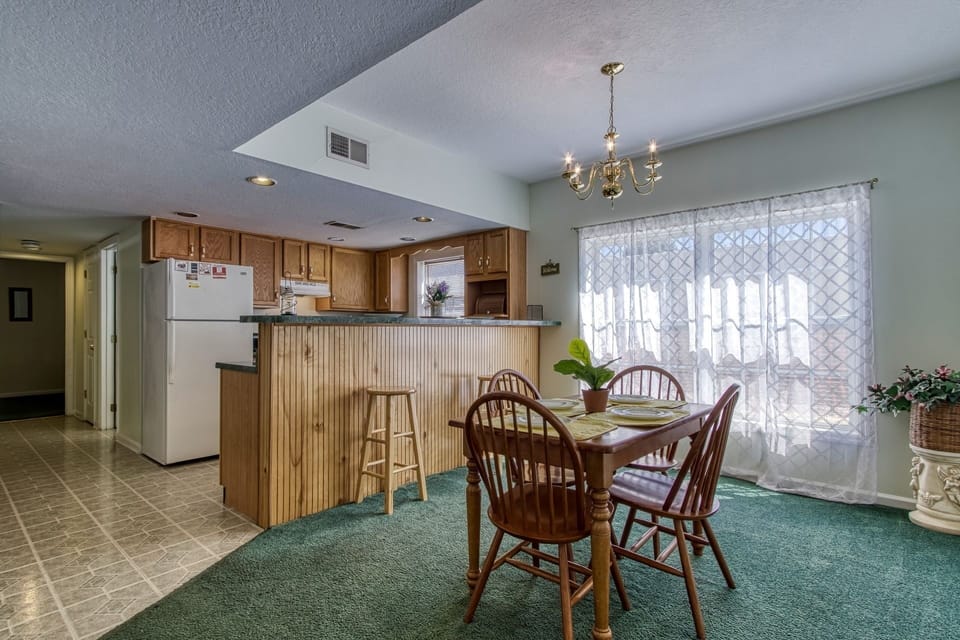 Condo, 2 Bedrooms | Dining