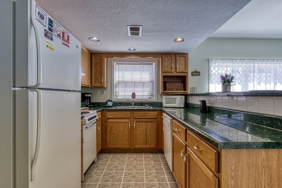 Condo, 2 Bedrooms | Private kitchen | Fridge, oven, coffee/tea maker, toaster