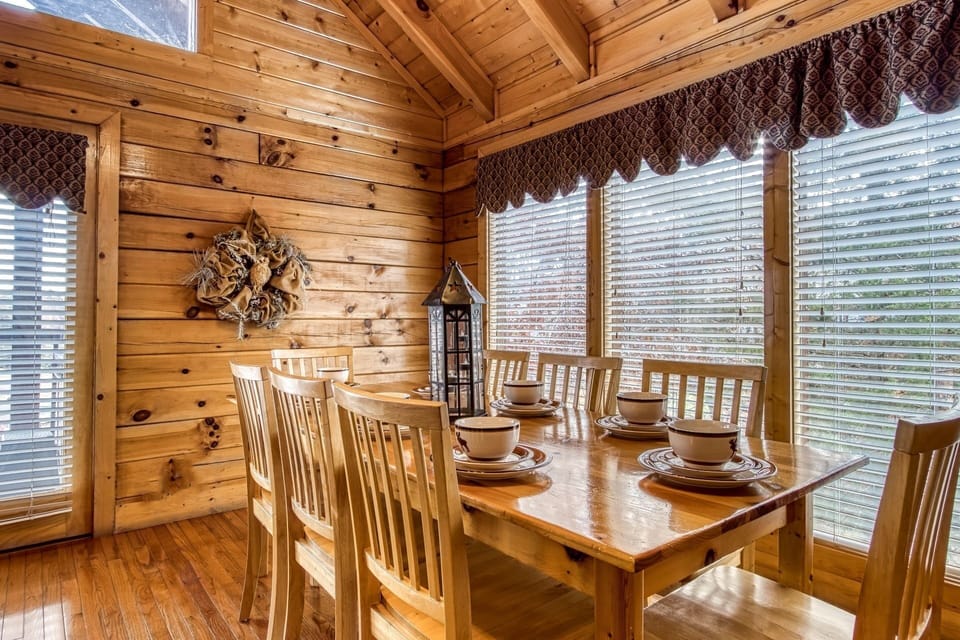 Cabin, 2 Bedrooms | Dining