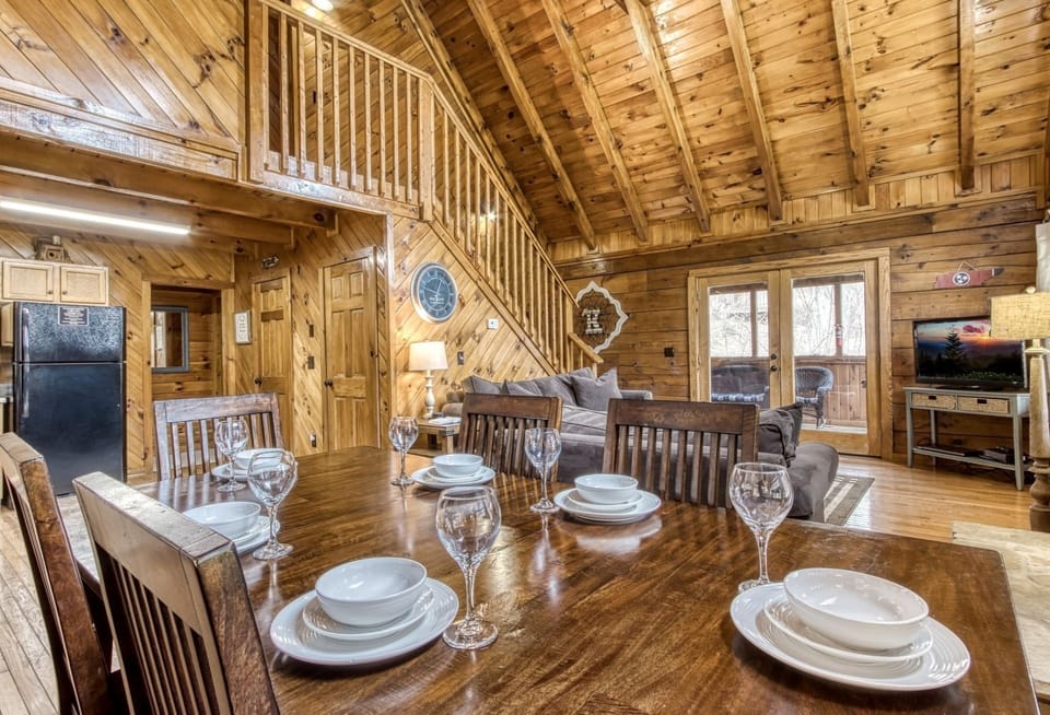 Cabin, 3 Bedrooms | Dining
