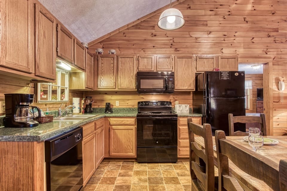 Cabin, 2 Bedrooms | Private kitchen | Fridge, oven, coffee/tea maker, toaster