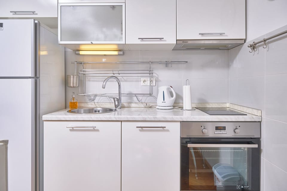 Apartment | Private kitchen | Full-size fridge, oven, stovetop, griddle