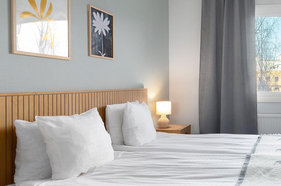 Standard Room, 1 King Bed, Non Smoking | Pillowtop beds, desk, blackout drapes, soundproofing