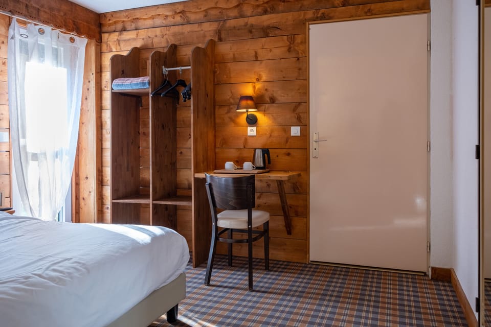 Classic Room | Premium bedding, desk, laptop workspace, WiFi (free)