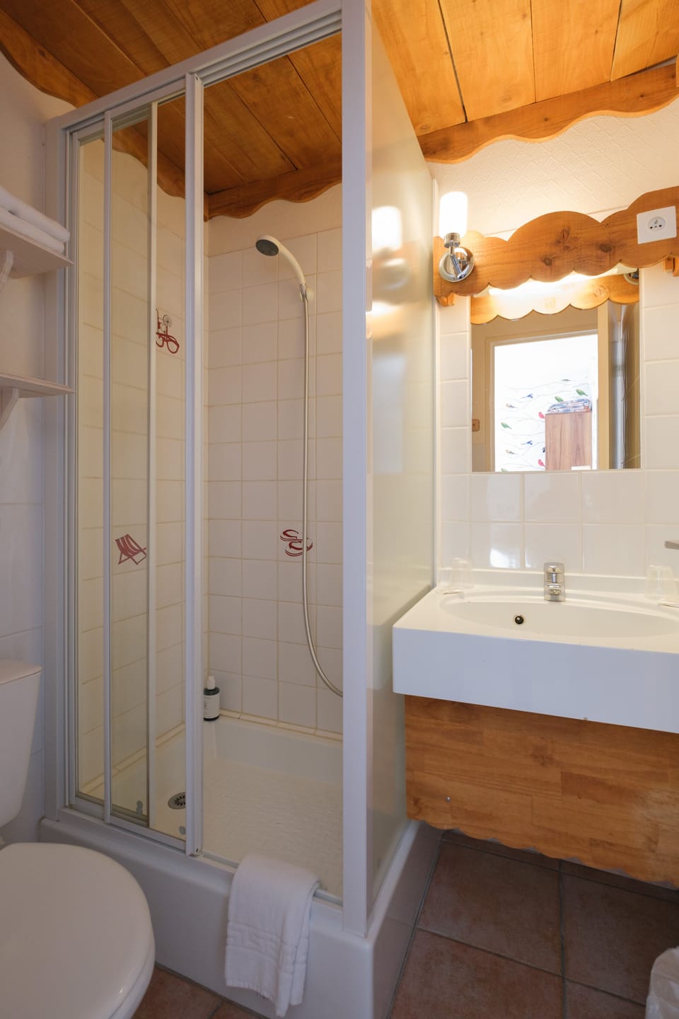 Rainfall showerhead, free toiletries, towels, soap