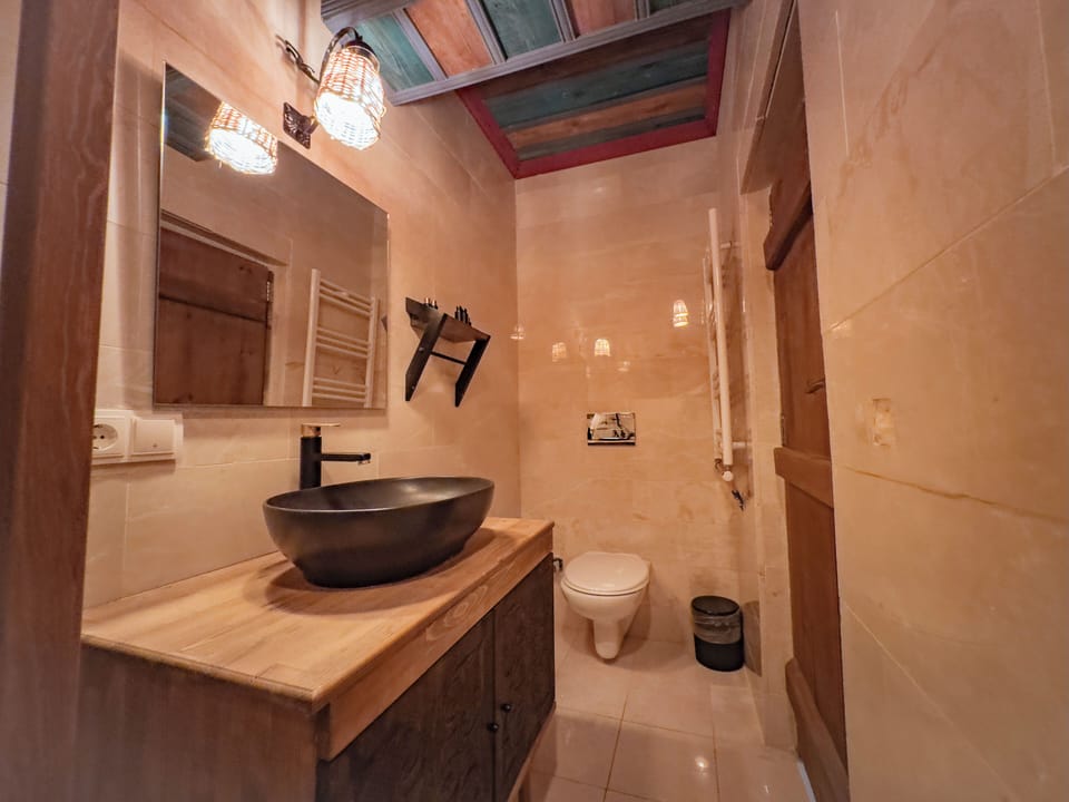 Family Suite | Bathroom | Shower, rainfall showerhead, designer toiletries, hair dryer