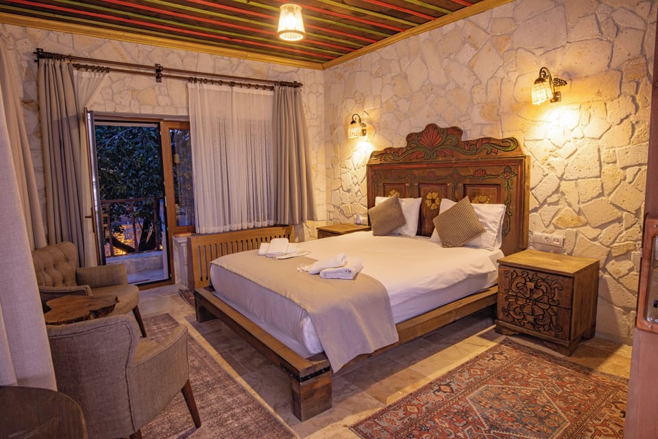Romantic Room | Minibar, in-room safe, laptop workspace, iron/ironing board