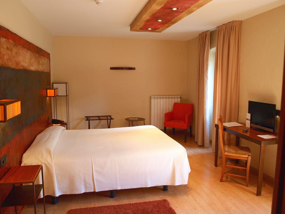 In-room safe, desk, soundproofing, bed sheets