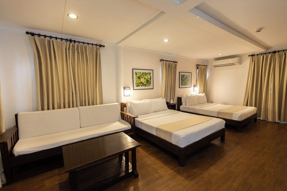 Premium bedding, in-room safe, laptop workspace, bed sheets