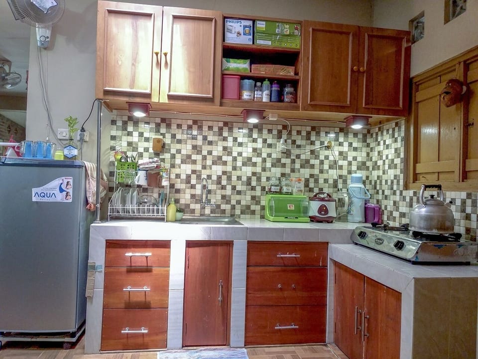 Fridge, dishwasher, cookware/dishes/utensils