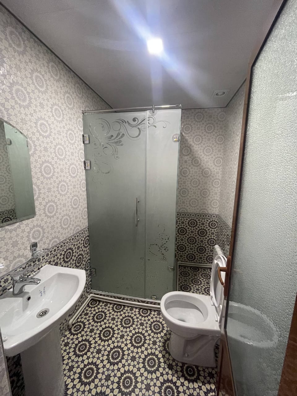 Basic Single Room | Bathroom | Shower, free toiletries, hair dryer, bathrobes