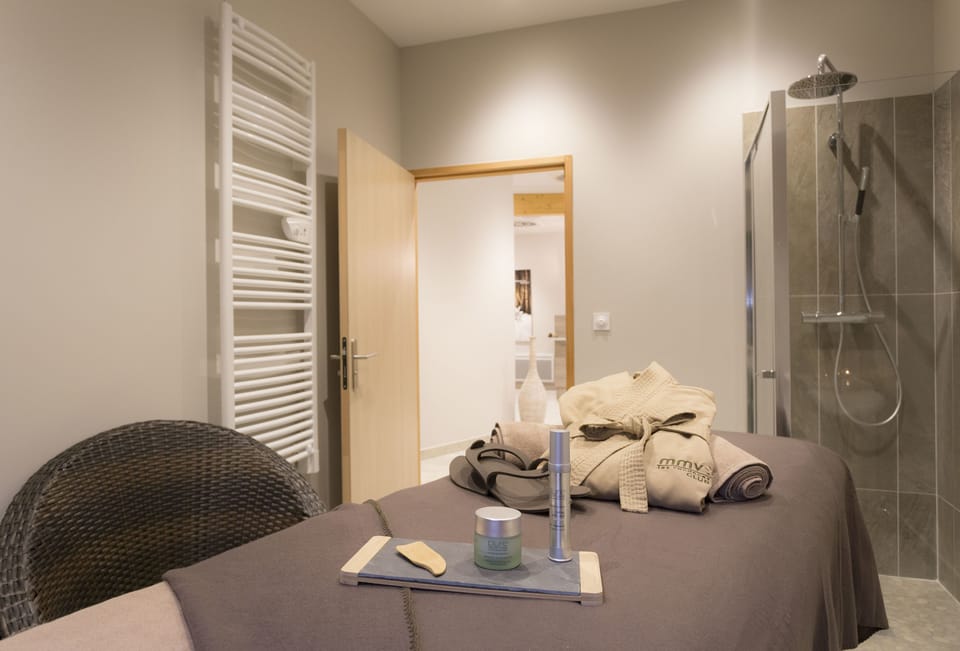 Sauna, hot tub, steam room, Turkish bath, body treatments, facials