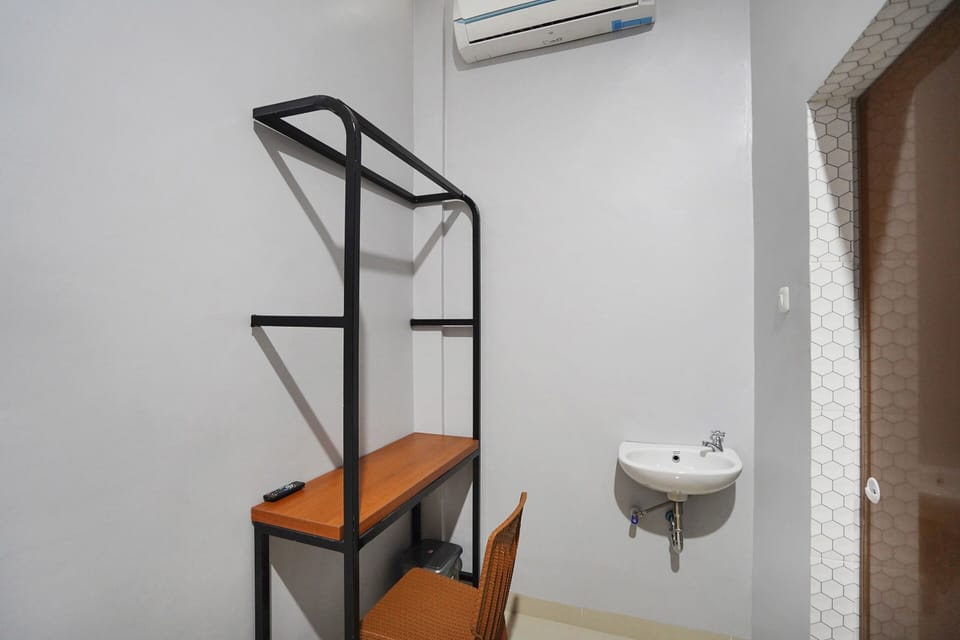 Standard Double Room | Bathroom | Shower, free toiletries, towels, soap
