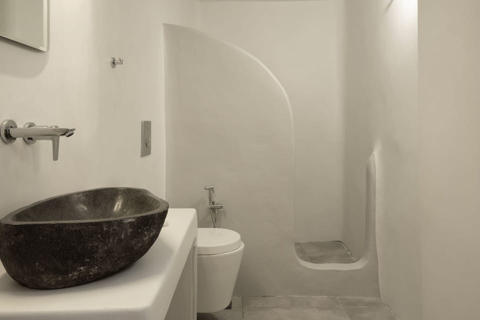 Superior Suite | Bathroom | Shower, rainfall showerhead, hair dryer, slippers