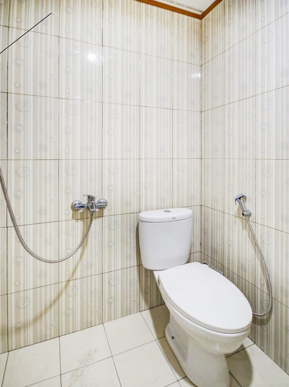 Shower, rainfall showerhead, free toiletries, bidet