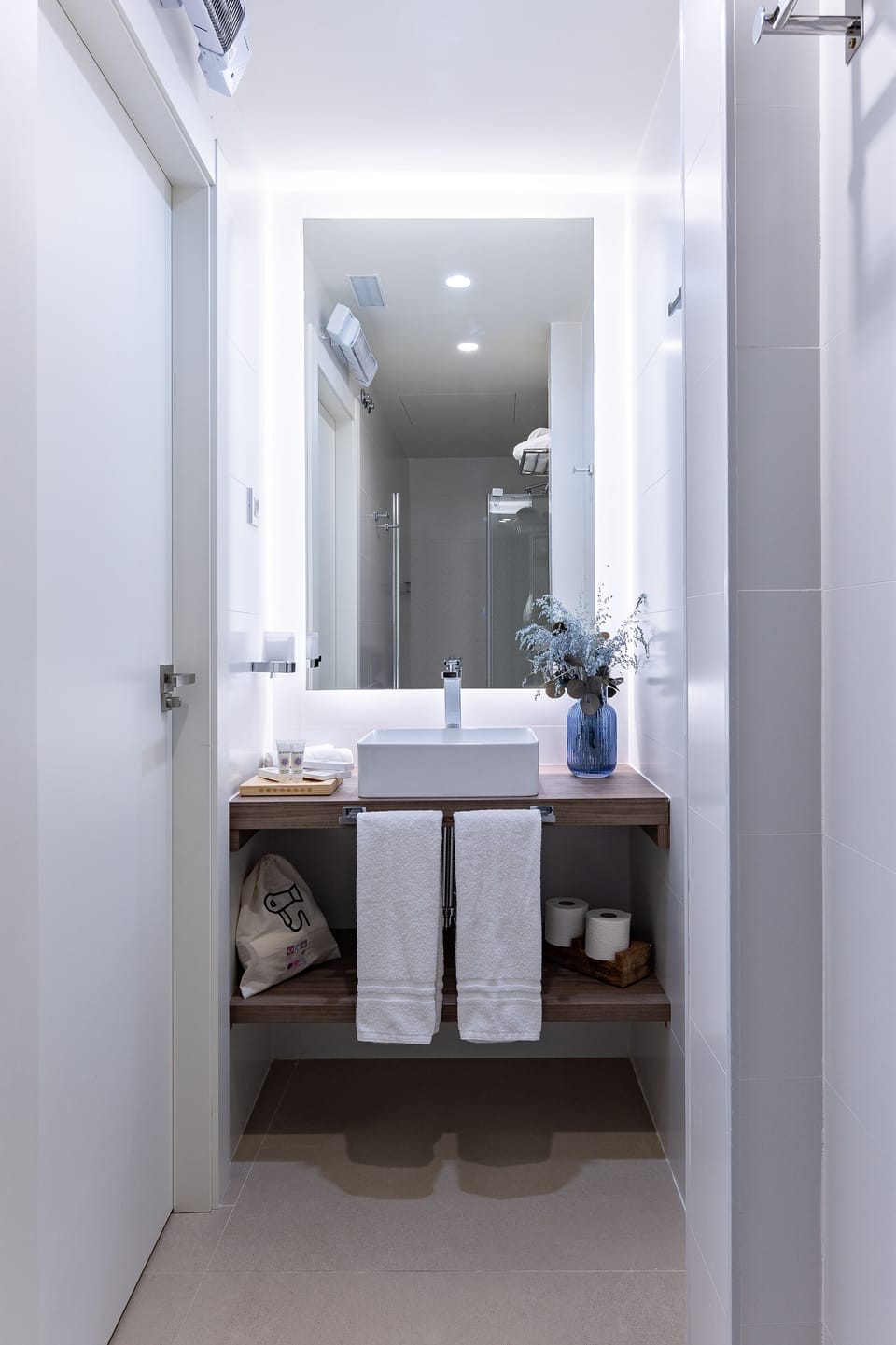Superior Double Room | Bathroom | Free toiletries, hair dryer, towels, soap