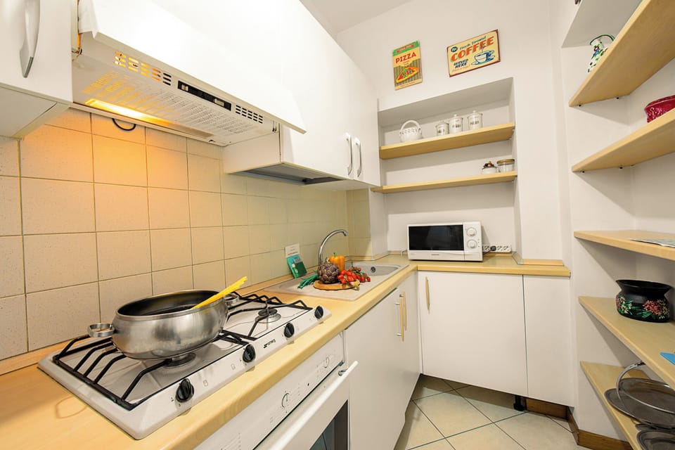 Family Apartment, 1 Bedroom, Microwave (Il Sogno Di Silvana) | Private kitchen | Fridge, microwave, oven, stovetop