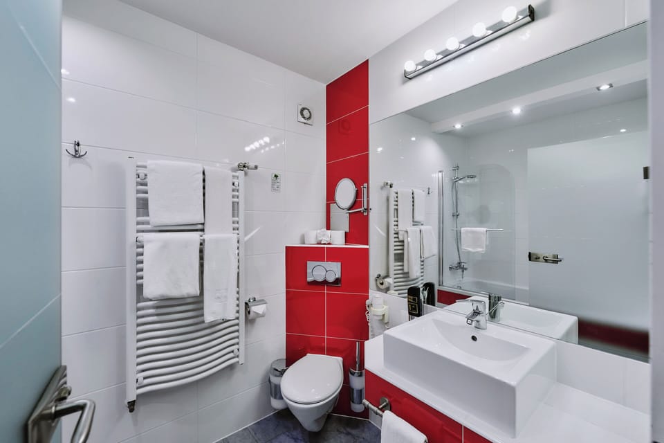 Junior Suite | Bathroom | Hair dryer, towels, soap, shampoo