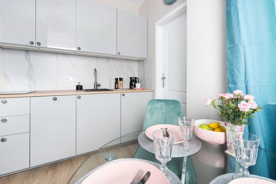 Deluxe Apartment | Private kitchenette | Dining tables