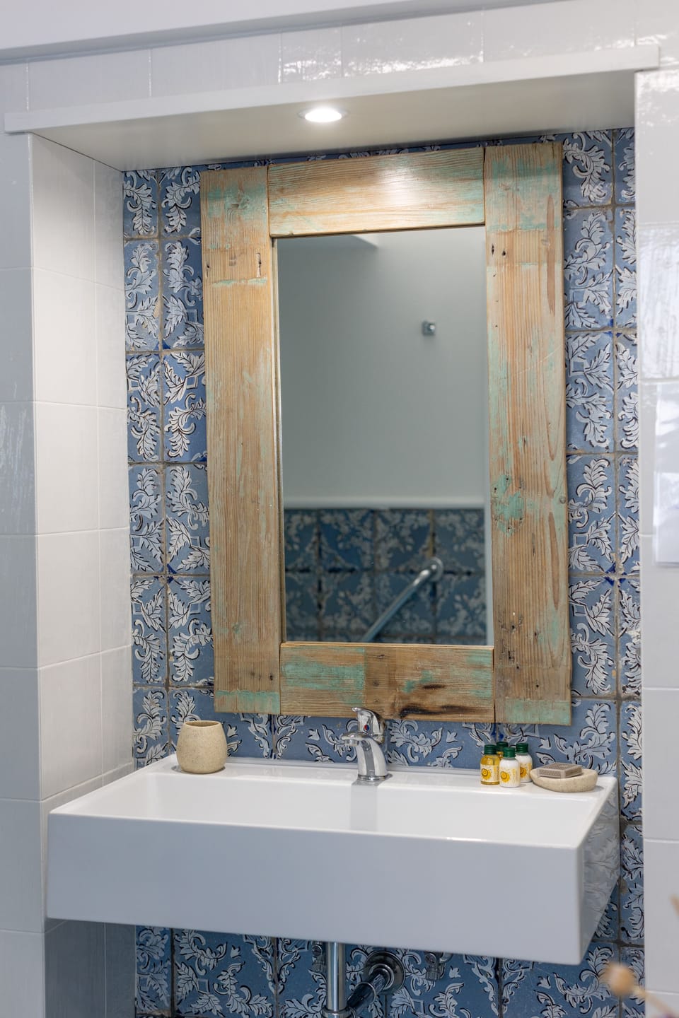 Deluxe Room, 1 Bedroom, Non Smoking | Bathroom | Shower, rainfall showerhead, free toiletries, hair dryer