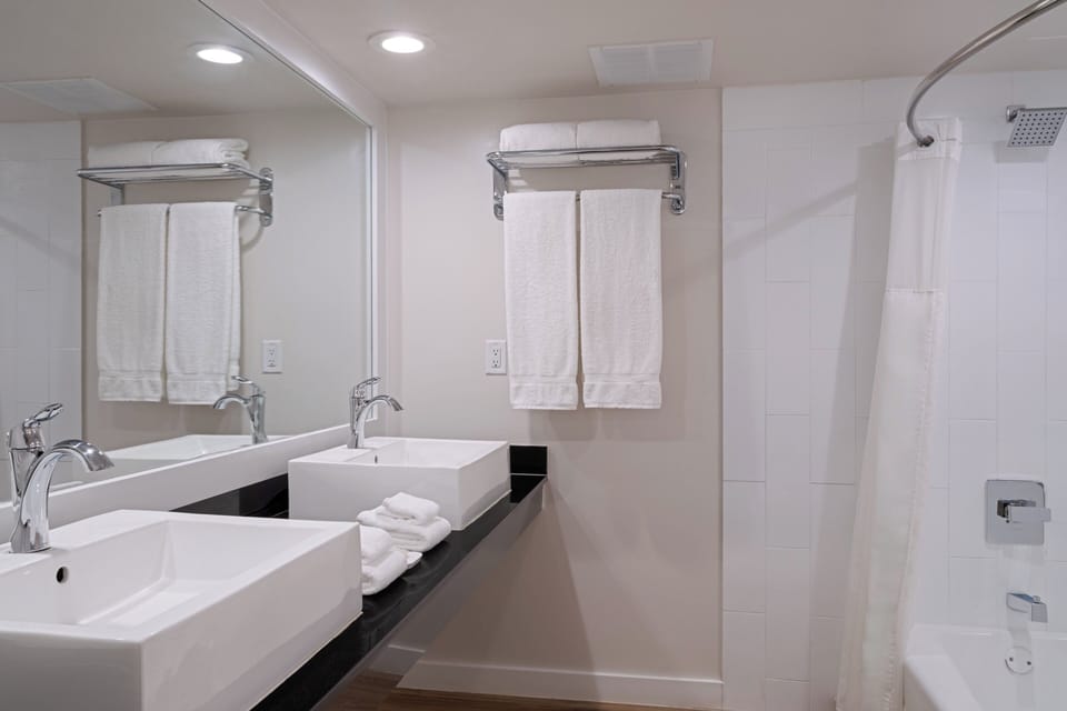 Combined shower/tub, hair dryer, towels