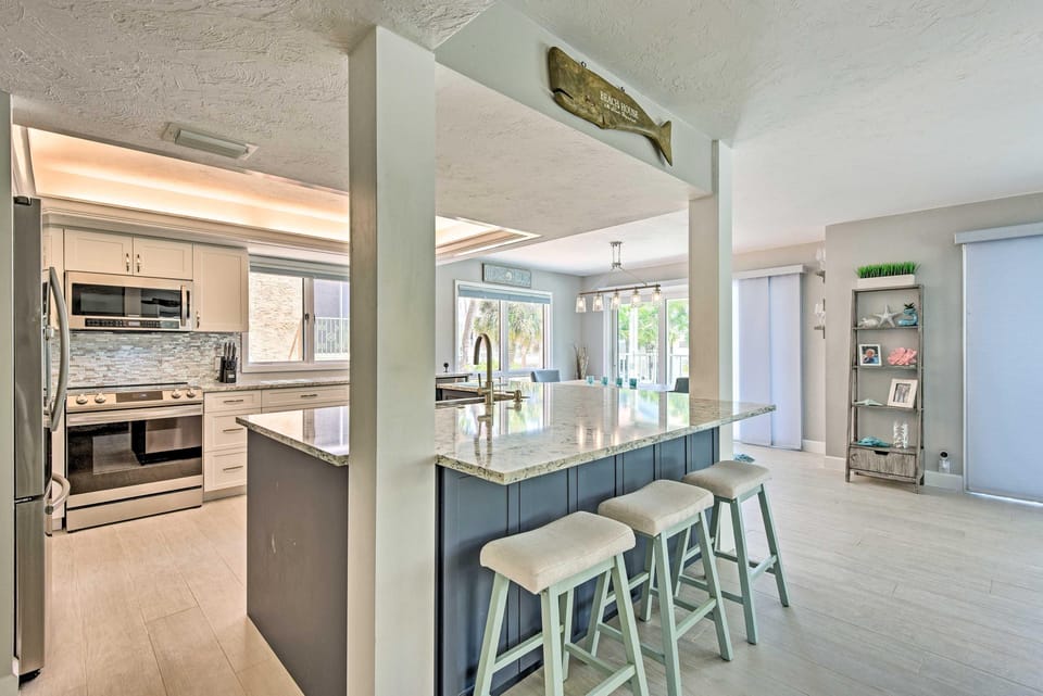 House, Multiple Beds (302) | Private kitchen | Full-size fridge, microwave, oven, toaster