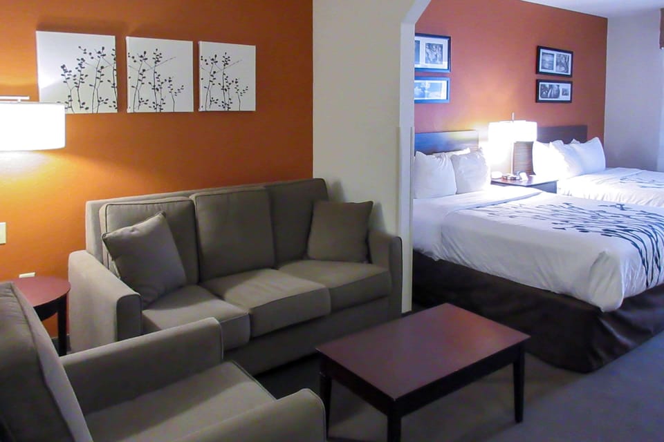 Pillowtop beds, in-room safe, desk, blackout drapes
