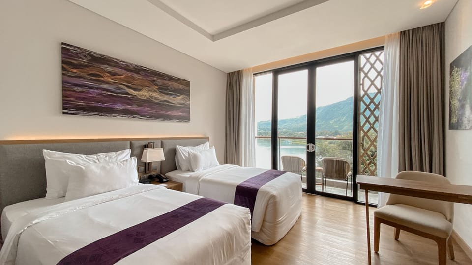 Grand Deluxe Twin Lake | Premium bedding, desk, WiFi (free), bed sheets