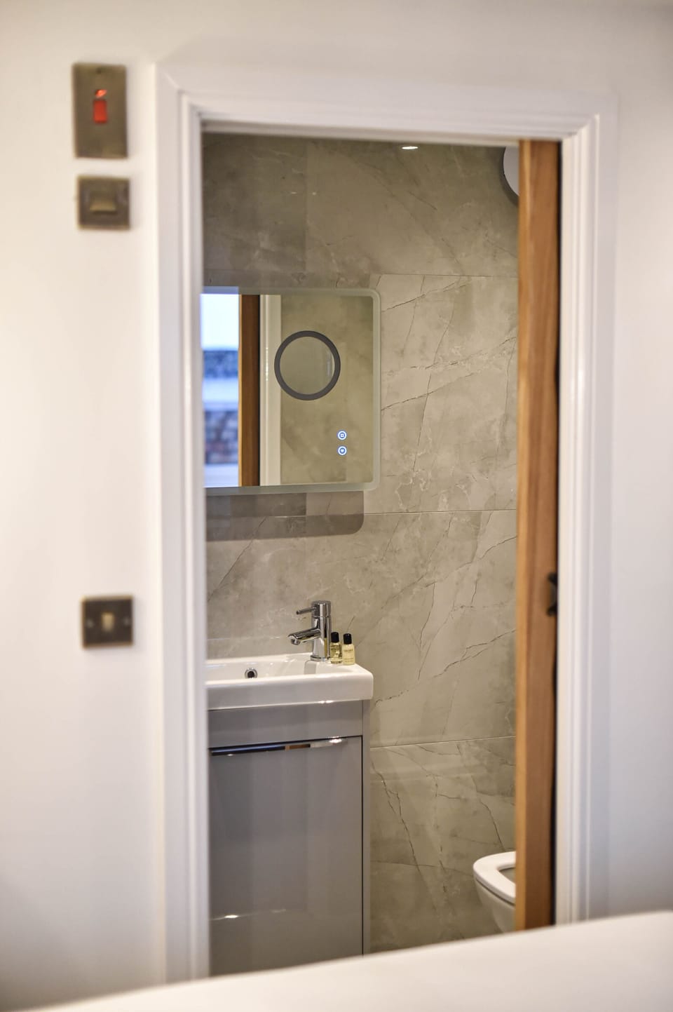 Basic Double Room | Bathroom | Shower, free toiletries, hair dryer, towels
