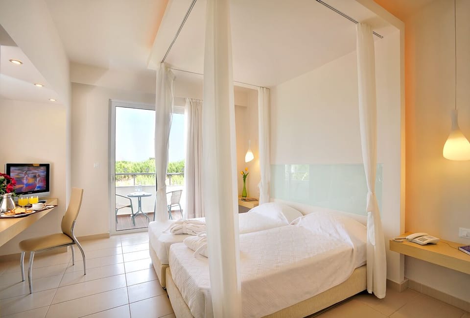 Family Suite | In-room safe, laptop workspace, blackout drapes, soundproofing