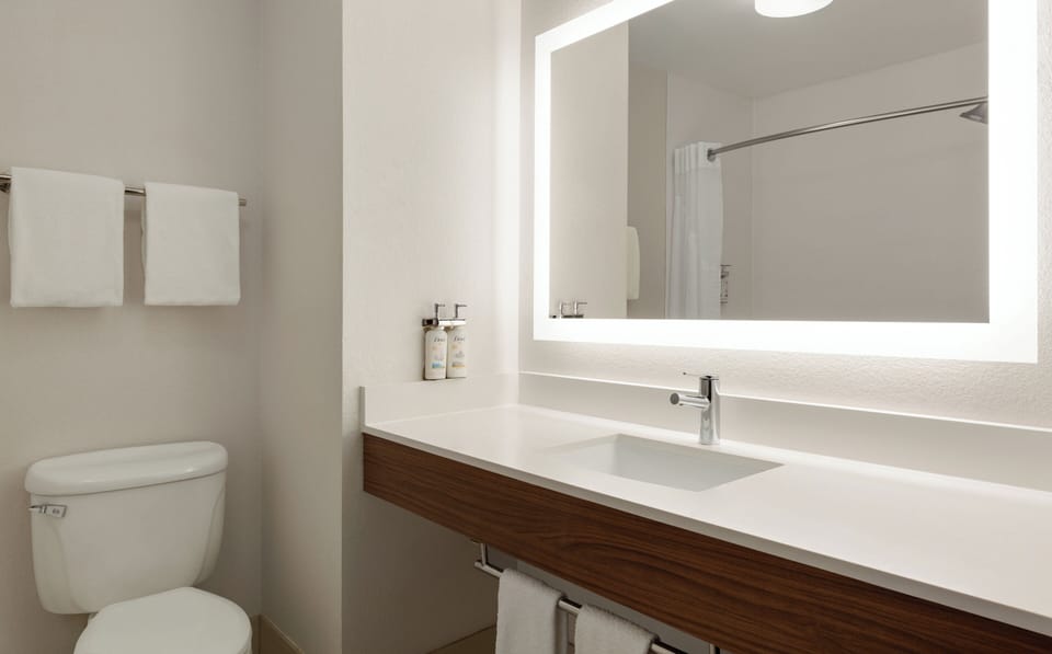 Combined shower/tub, hair dryer, towels