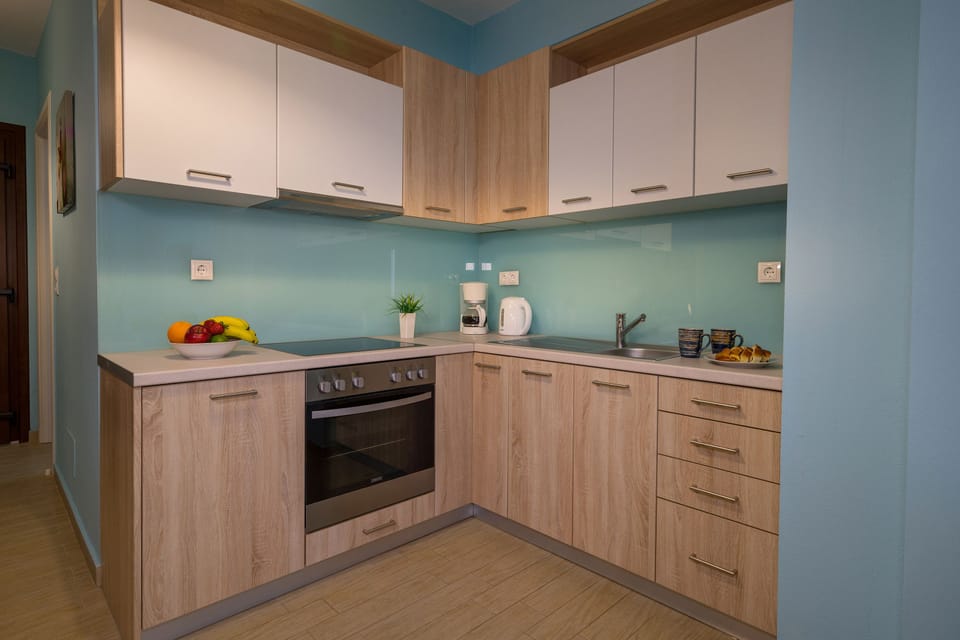 Suite, 2 Bedrooms, Sea View | Private kitchen | Fridge, oven, stovetop, espresso maker