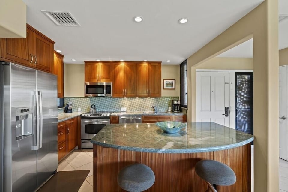 Condo, 1 Bedroom | Private kitchen | Oven