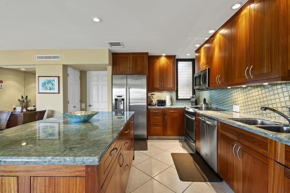 Condo, 1 Bedroom | Private kitchen | Oven