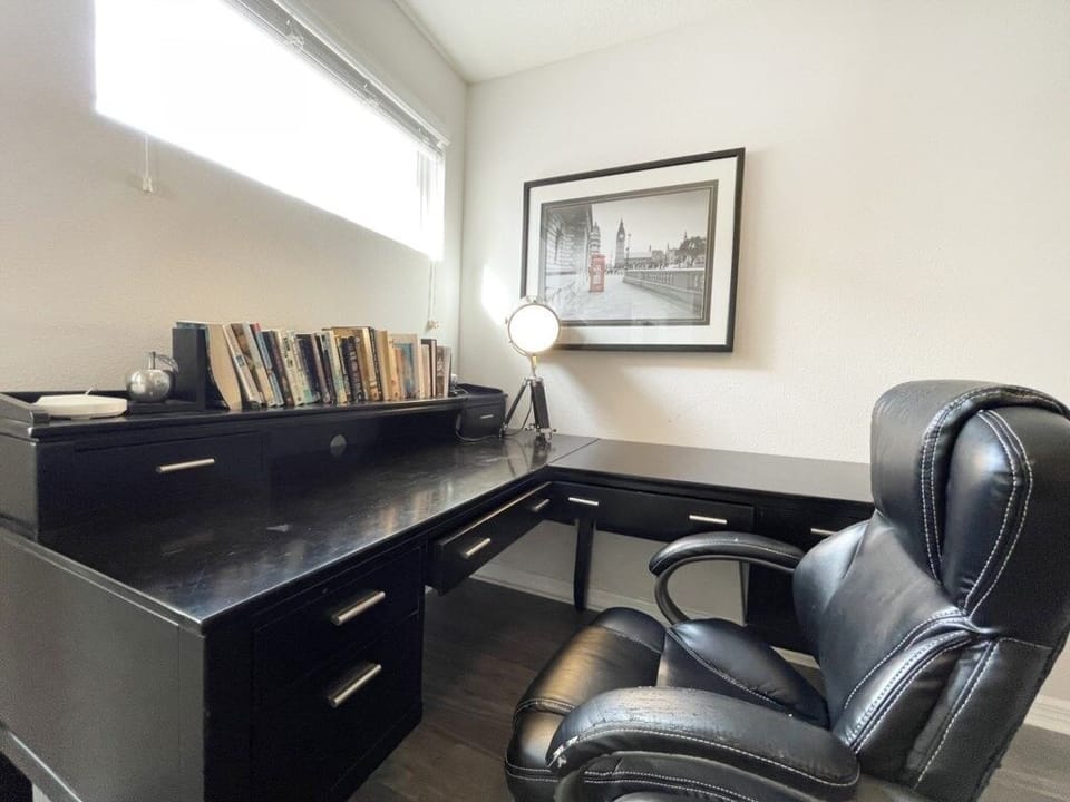 House, 6 Bedrooms | Business center