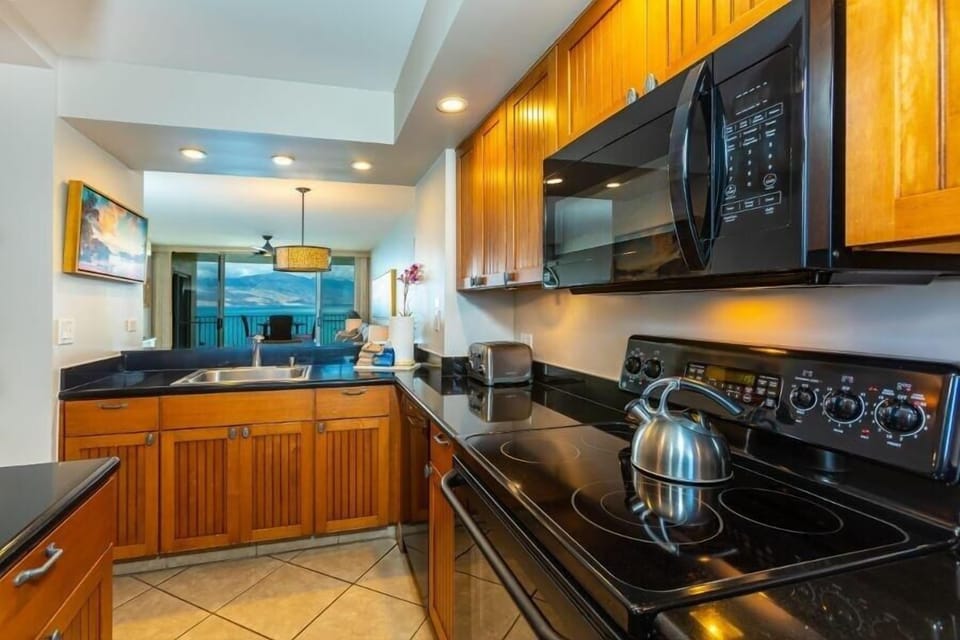 Condo, 2 Bedrooms | Private kitchen | Fridge, oven, coffee/tea maker
